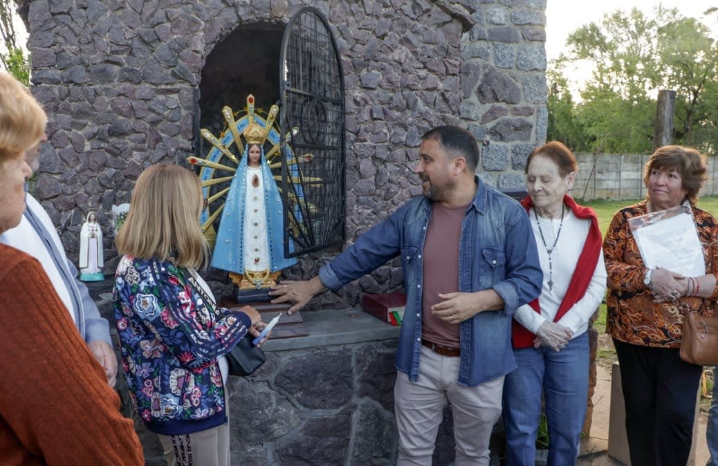 Restauraron la ermita de calle 25 y repusieron la imagen de la Virgen de Luján - Foto 1