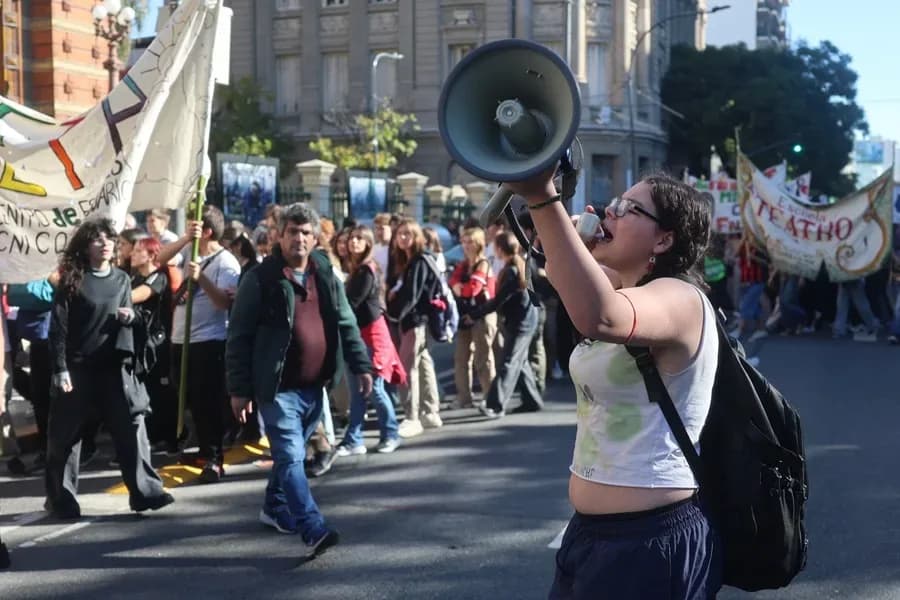 Estudiantes reclamaron fondos universitarios en el Palacio Pizzurno y fueron desalojados